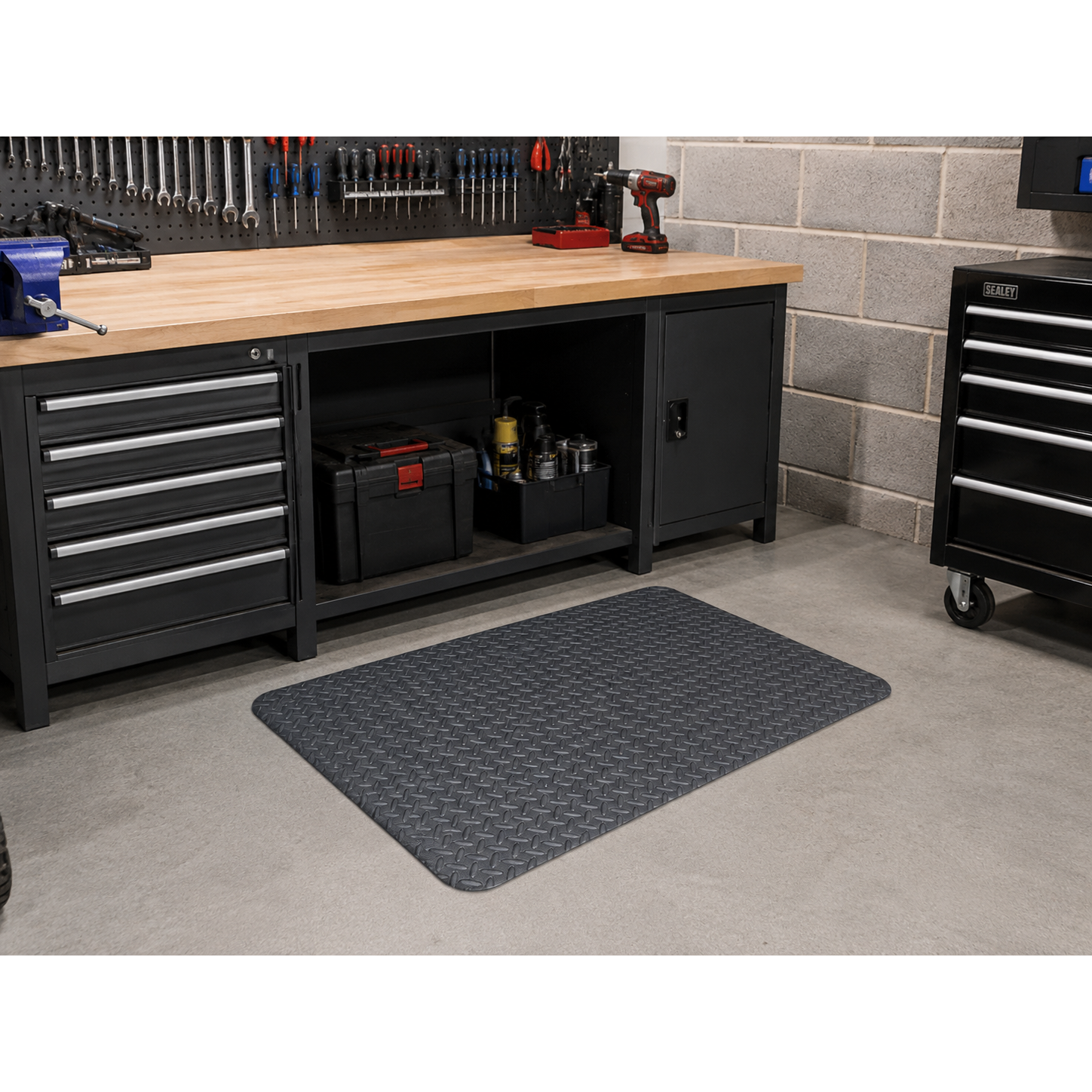 DIAMOND PLATE Standing Mat- 900mm X 600mm - Black