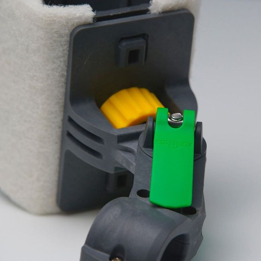 UNGER HOLDER WITH NON-SCRATCH SCRUBBING PAD