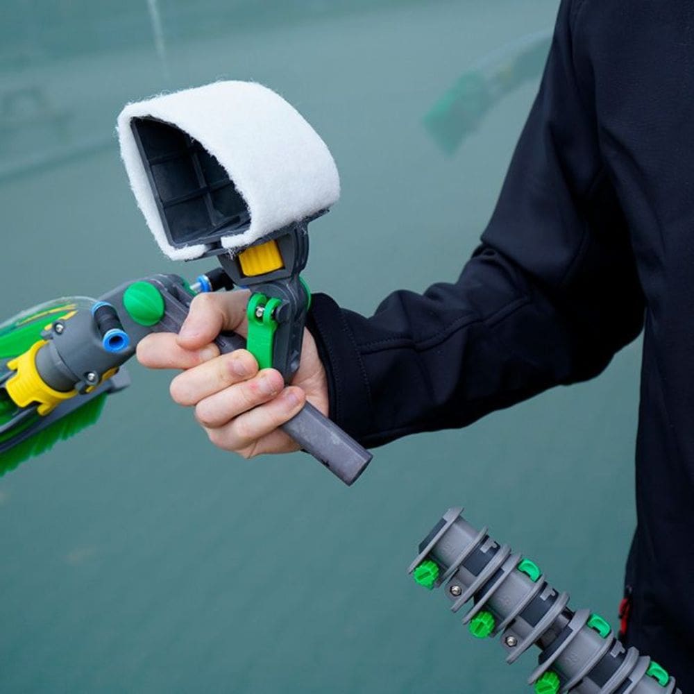 UNGER HOLDER WITH NON-SCRATCH SCRUBBING PAD