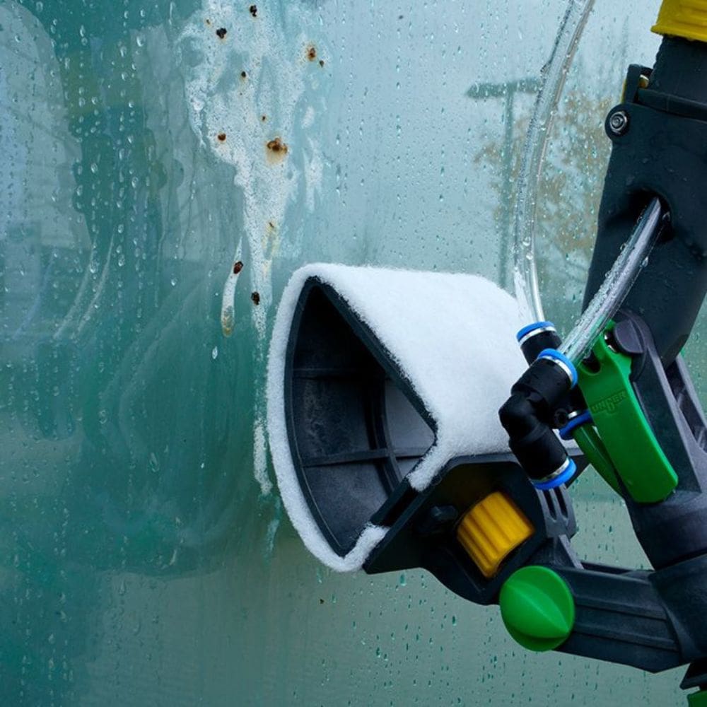 UNGER HOLDER WITH NON-SCRATCH SCRUBBING PAD